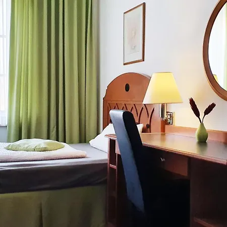 Gasthof Pension Alte Schule 菲尔斯滕采尔